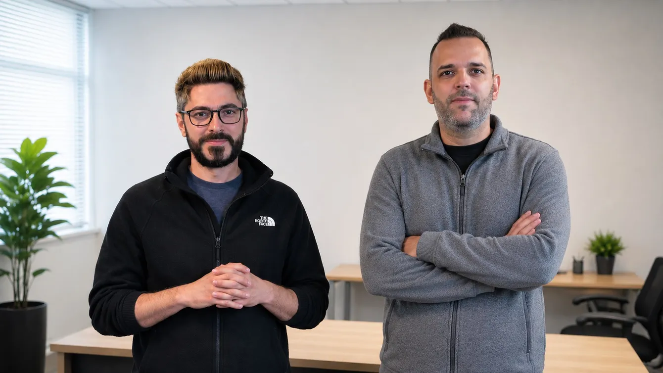 Tiago Loureiro y Luiz Gualberto, fundadores de Banger Mail, de pie en una oficina.